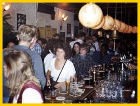 Los Delache. El "Cafe Secret", en Amsterdam, repleto